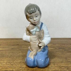 NAO フィギュリン LLADRO リヤドロ ナオ 男の子 少年 子供 犬 陶器 陶磁器 人形 西洋 置物 ハンドメイド インテリア スペイン バレンシア