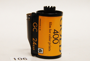W１０６　フィルム時代終了(Kodak GOLD 400／２４)　未使用期限切れ品　定形外便発送可