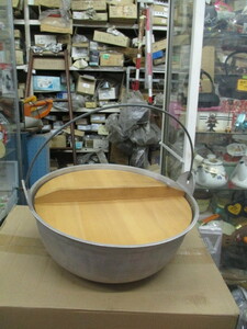 昔懐かしい、ニュウム鋳物の段付き鍋４５ｃｍ　木の蓋つき 