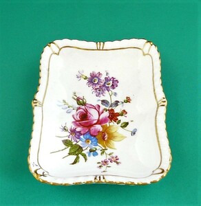陶磁器）特別値下　希少な手書き絵小皿　英国王室御用達のロイヤルクラウンダービー社の薔薇柄小皿です　珍しい品　