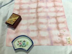 兎/桜 柄刺繍入綿100％大判ハンカチ約52cm角&箱根寄木細工ミニ鏡台(約12×8×5cm)&有田焼丸西陶芸製扇面型撫子柄深皿(約17×11×3cm)未使用