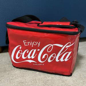 SI■ コカ・コーラ クーラーバック 赤 レッド 保冷バッグ 斜めがけ ショルダーバッグ Coca-Cola エナメル バッグ 保冷 クーラー