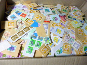 使用済み 普通 日本切手 紙付き キロボックス ４ｋｇ＋おまけ　(風袋込み) 大量　使用済み紙付普通日本切手 昭和レトロ