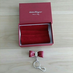 フェラガモ　Ferragamo　キーホルダー　革リボン　赤色　ラインストーン付　イタリア製　箱入