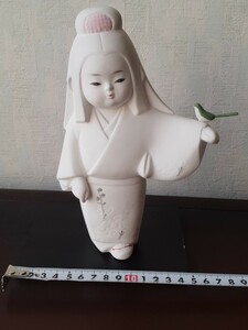 博多人形　置物　陶器　博多人形商工業協同組合　登録商標HD5201　女の子　 横 約140㎜、奥行き 約80㎜、高さ 約210㎜　