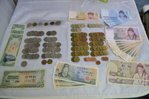 Q2）世界の通貨　韓国　古札　古銭　34040ウォン　透明ケースには1959～1973年の古銭入り