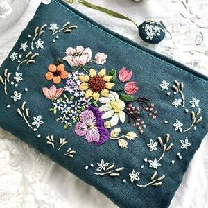  ♪はんど刺繍*お花刺繍スクエアケース“通帳*多種多様ミモザアレンジお花刺繍*テールグリーンリネン*チャーム付きhandmade