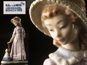 【琴》送料無料 LLADRO リヤドロ 陶人形 フィギュリン「お人形をのせて」高さ約27.3cm WJ728