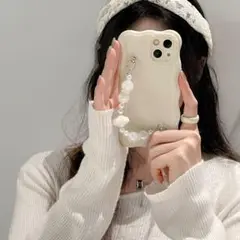 【便利】iPhone15　スマホケース　持ち手あり　白　ウェーブ　ビーズ　男女