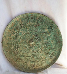 漢代　古い獣紋銅鏡