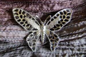 サラコベントリー：良品：シルバーカラー、蝶のブローチ 