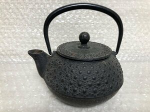 【 鉄瓶 南部鉄器 急須 岩鋳造 】 IWACHU 煎茶道具 茶道具 亀甲模様 小振り 茶道 霰紋 あられ 伝統工芸 現状品 ■由177