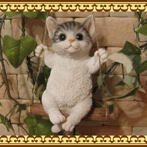 猫　置物　リアルな猫の置物　ブランコキャット　２　ホワイト＆グレー　フィギア　ネコのオブジェ　ガーデニング　玄関先　陶器
