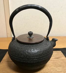 ☆うぶ出し.年代物.時代物.鉄瓶.龍文堂.煎茶道具.輪線紋.天明形.唐銅蓋.銀摘.菊花図.提手象嵌.美品.古作.貴重☆