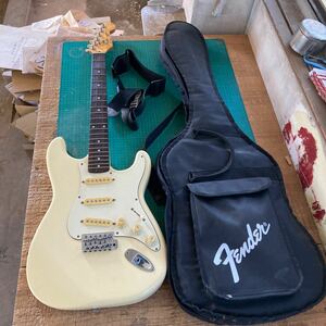 ジャンク Fender フェンダー Squier スクワイア STRATOCASTER ストラトキャスター エレキギター E917063 白系 ソフトケース付き