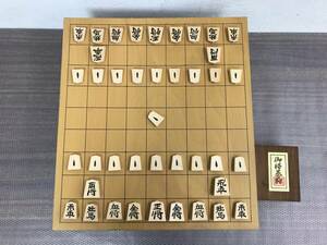 12937/ 足つき将棋盤/将棋駒 セット 将棋盤：縦約36㎝×横約32.6㎝×厚み約5.5㎝ 将棋駒 材質不明 へそ無し 本格将棋 現状品