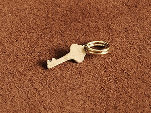 極小二重リング付き 真鍮チャーム（ミニ鍵）キー型 小さい パーツ 材料 ブラス 金属 部品 キーホルダー ハンドクラフト ゴールド 雑貨