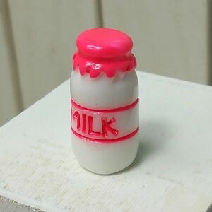 u011-1◆イチゴミルク♪◆ ドールハウス 用 ミニチュア 牛乳 npk 1個 カフェ ミルク Doll House Blythe ブライス シルバニア リーメント