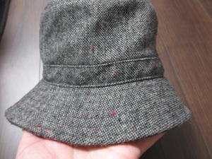 新品未使用◎ツイード素材ブラック系黒系ツバあり帽子ハット　サイズ54.5センチ