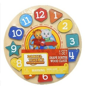 ダニエル タイガー ネイバーフッド おもちゃ ウッドクロック スタンド付き 17109 時計のおもちゃ かたち 知育 Daniel Tiger