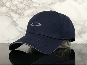 【未使用品】64D 訳あり★OAKLEY オークリー キャップ 帽子 上品で高級感のあるネイビーの伸縮素材にグレーロゴ《伸縮前60㎝-63㎝位迄》