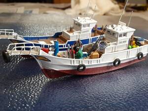 1/150 グリーンマックス　漁船２隻　組み立塗装完成品（手摺など瀬渡し船仕様）人形などディスプレイ済み1隻