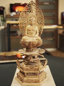 新品未使用 総印度白檀 座弥陀 2.5号 金泥書 六角ケマン付き台座 木彫 仏像