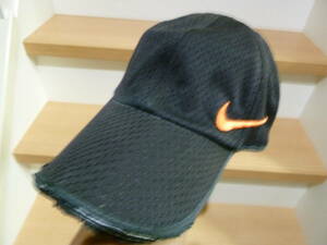 NIKE ナイキ　ブラック　オレンジロゴ　ダメージ加工　DRI-FIT　サイズ調整付き　キャップ 帽子　テニス 野球