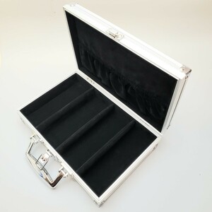 アルミ製　サングラス&メガネフレーム格好いい収納BOX　4本入れケース　新品　持ち運び可能で旅行などにどうぞ！　内ポケットあり。