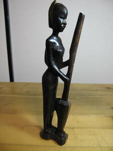 アフリカ　プリミティブアート お土産 置物 木彫り 夫人オブジェ 飾り インテリア　 杵と臼のような道具を使って作業する女性　