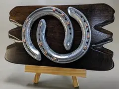 未使用の競走馬用蹄鉄2枚を飾ったボード