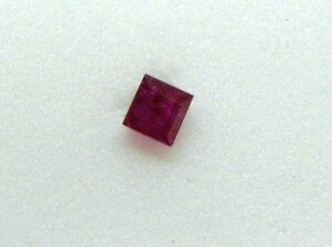 送料180円～綺麗なルース　　上質 ルビー　角　0.48ct