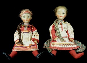 ビンテージ品 ソ連時代のウクライナ人形２体セット「民族衣装の青い瞳の女の子の人形」セルロイド スリーピングアイ 1970〜1980年代 CKY512