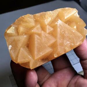 【超珍品】三角形の方解石クラスター （中国産鉱物標本）
