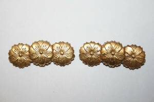大日本帝國陸軍軍装金具 真鍮地桜紋三連目貫一組③－３ 軍装、大戦資料、コレクションに！