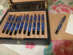アウロラ　カリグラフィー用 万年筆の豪華セット木製ボックス入り　１１本のオプティマ・ブルー　