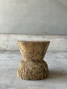プリミティブ 木彫り スツール　アンティーク　くり抜き　民族　少数民族　朽木　アート　インテリア　木台　椅子　イス　古家具　インド　