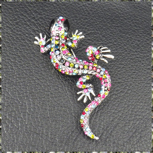 [BROOCH] Beautiful Lizard ブラック アイ カラフル マルチカラー クリスタルCZ トカゲ (ヤモリ イモリ) ブローチ