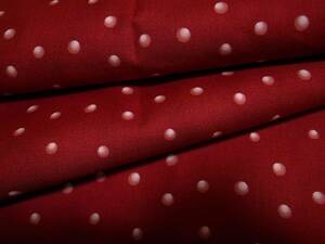 生地　はぎれ　綿　stoffabrics　変形ドット柄　クリスマス風　濃い赤地　巾約１０８cm　×　長さ約６９ｃｍ【送料１８５円】