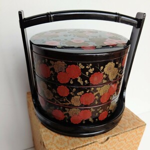 紅白 梅柄 三段重 手桶水指 漆器 お重 菓子器 丸型 和食器 花柄 おせち 茶道具 ウレタン塗装 お花見