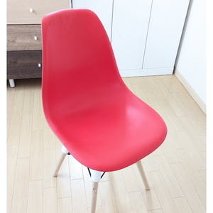 シェルチェア レッド WDC-02REおしゃれで座り心地の良いチェア　キッチン椅子 座面の形状が体にフィットし座り心地のよいチェア木製の脚