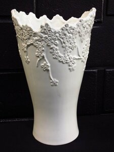 t5677　美品　銘あり　フラワーライン　花瓶　花びん　フラワーベース　オフホワイト　置物　インテリア　Ceramic Display　高さ約25cm