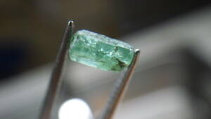 コロンビア・ムソー鉱山産のエメラルド原石セットです。　写真全量、宝石質な６角柱結晶も