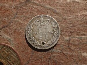 イギリス　3Pence　銀貨　1875年　KM#730　(16.3mm, 1.3g) Victoria 女王　加工穴在り