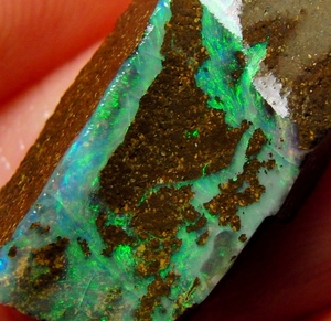 8.85cts 天然 ボルダーオパール 原石 未研磨 鉱物標本