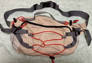 ヒップバッグ　ウェストポーチ　バックパック 鞄　バッグ　ベージュ×ライトシルバーに赤ゴム　ウェスト(ヒップ)120cm位まで対応可能