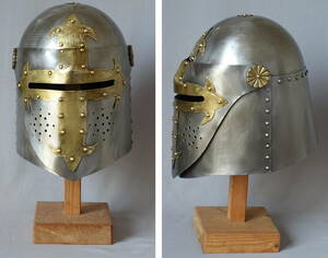 中世の騎士の鉄製ヘルメット　鎧の鉄兜　