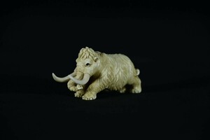 【極美品】松山 銘 牙 14.4g 根付 Netsuke 精密 彫刻 超絶技巧 彫塑 提げもの 提物 形彫 置物 小品 コレクション