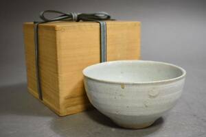 【英】A1103 時代 李朝白磁碗 中国美術 朝鮮 韓国 高麗 李朝 白瓷 茶碗 骨董品 美術品 古美術 時代品　　古玩