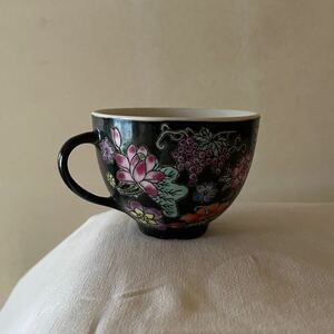 中国景徳鎮 粉彩 黒 花柄 ティーカップ 1980年代 Chinese Jingdezhen black tea cup, 1980s